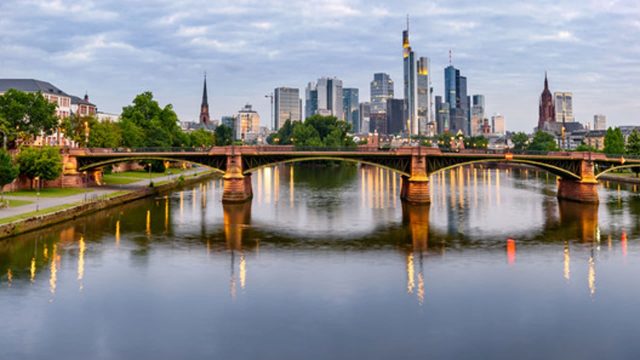 High Class Escort Service in der Stadt Frankfurt berühmtes Gebäude Frankfurt